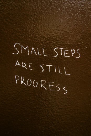 Schriftzug Small Steps are Still Progress